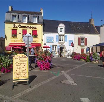 La Place du centre à Pénestin, Morbihan - Camping le kerfalher